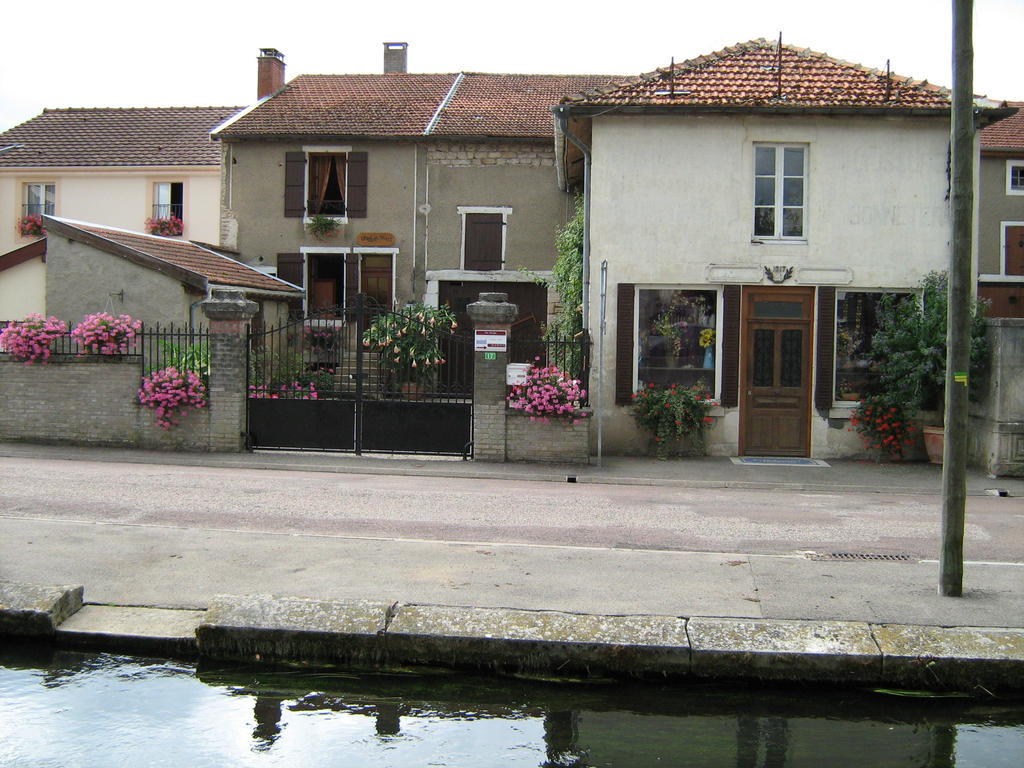 Hotel Chez Monique Doulaincourt-Saucourt Exterior foto